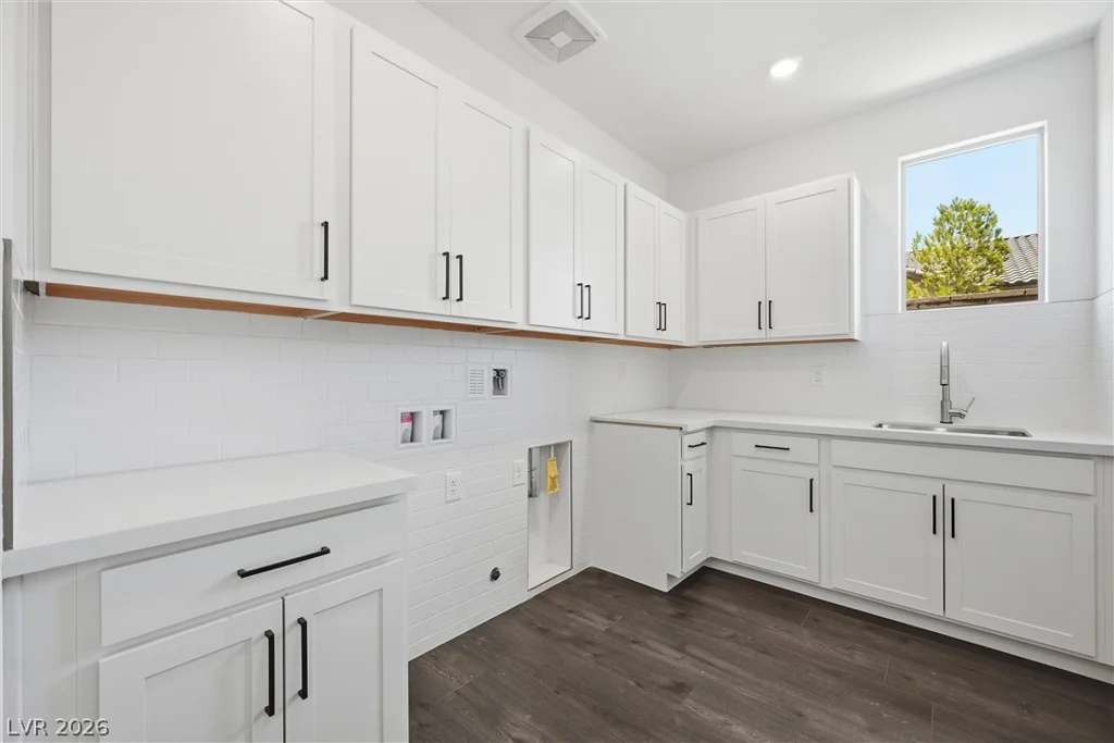 10899 Delparke Valley, Las Vegas, NV 89166