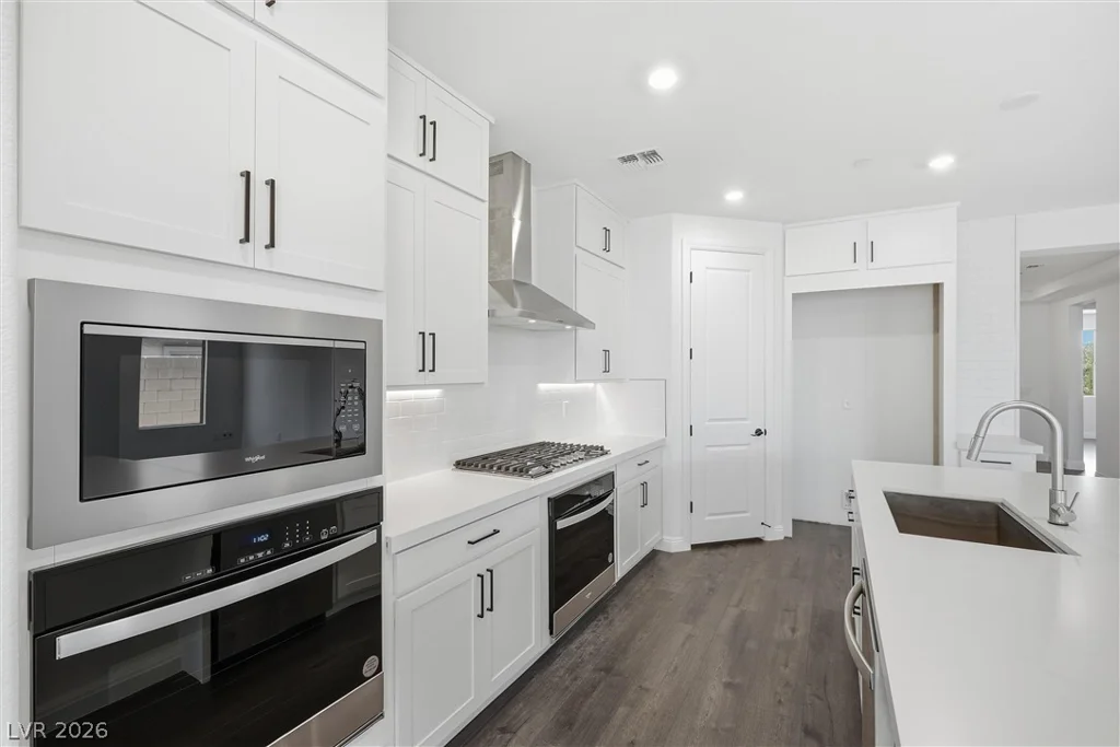 10899 Delparke Valley, Las Vegas, NV 89166