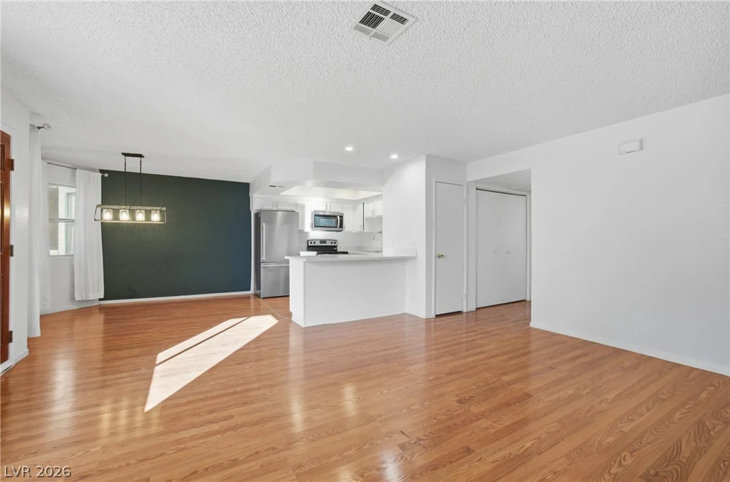 945 Falconhead, Las Vegas, NV 89128