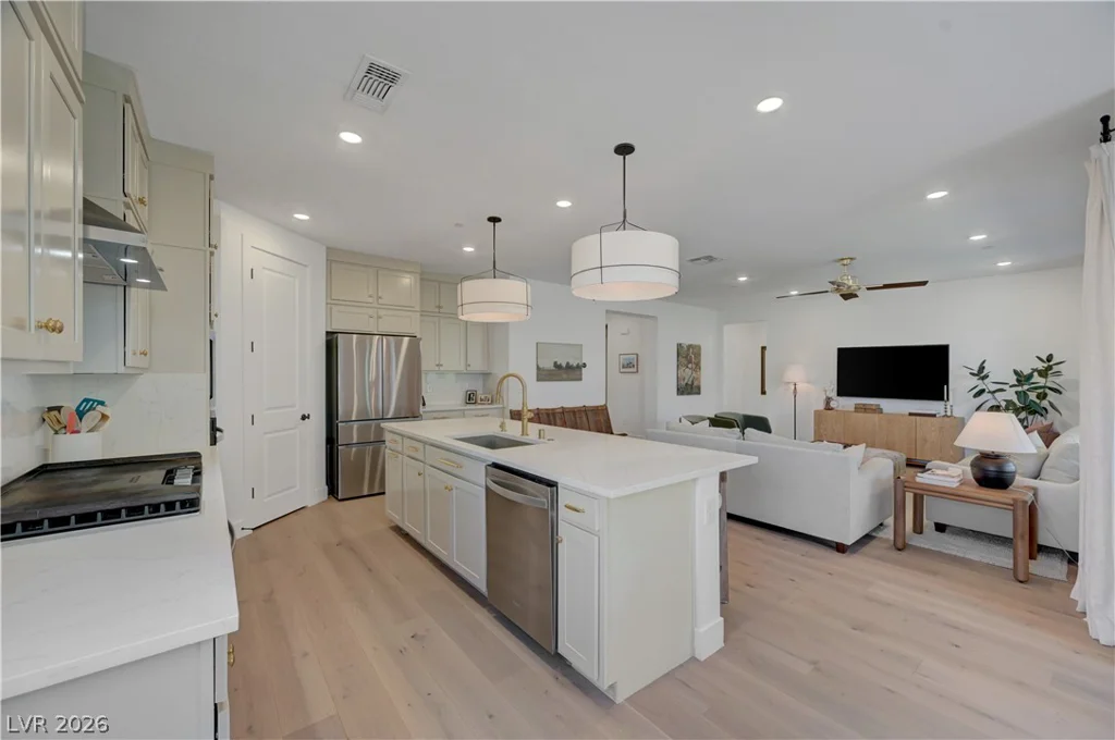 10826 Delparke Valley, Las Vegas, NV 89166