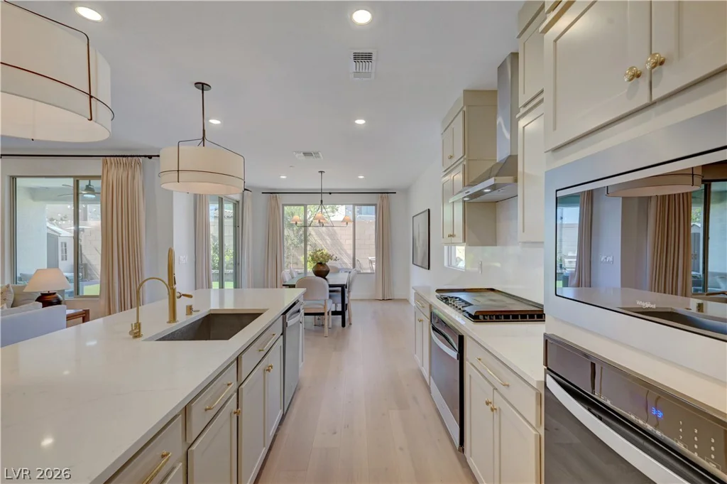 10826 Delparke Valley, Las Vegas, NV 89166