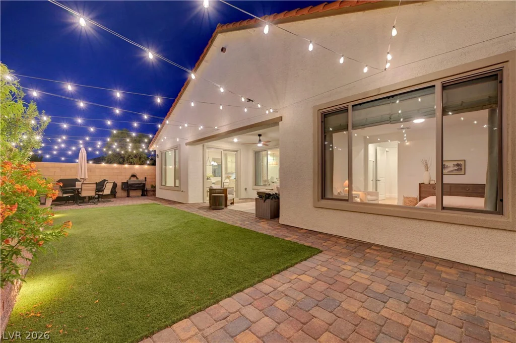 10826 Delparke Valley, Las Vegas, NV 89166