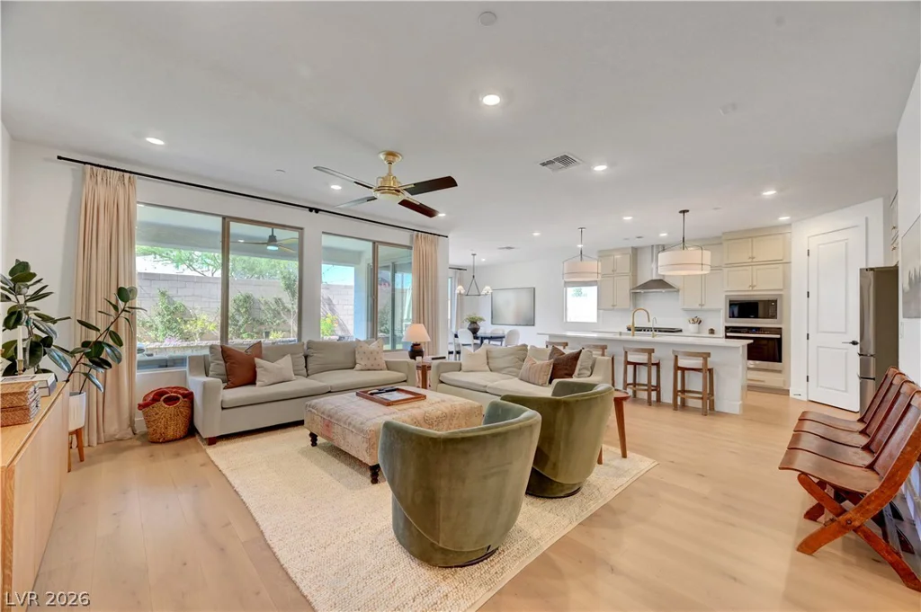 10826 Delparke Valley, Las Vegas, NV 89166