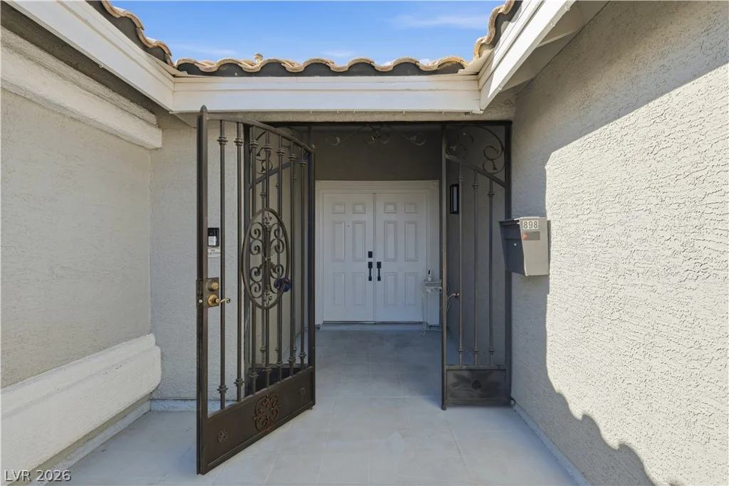 898 Robindale, Las Vegas, NV 89123