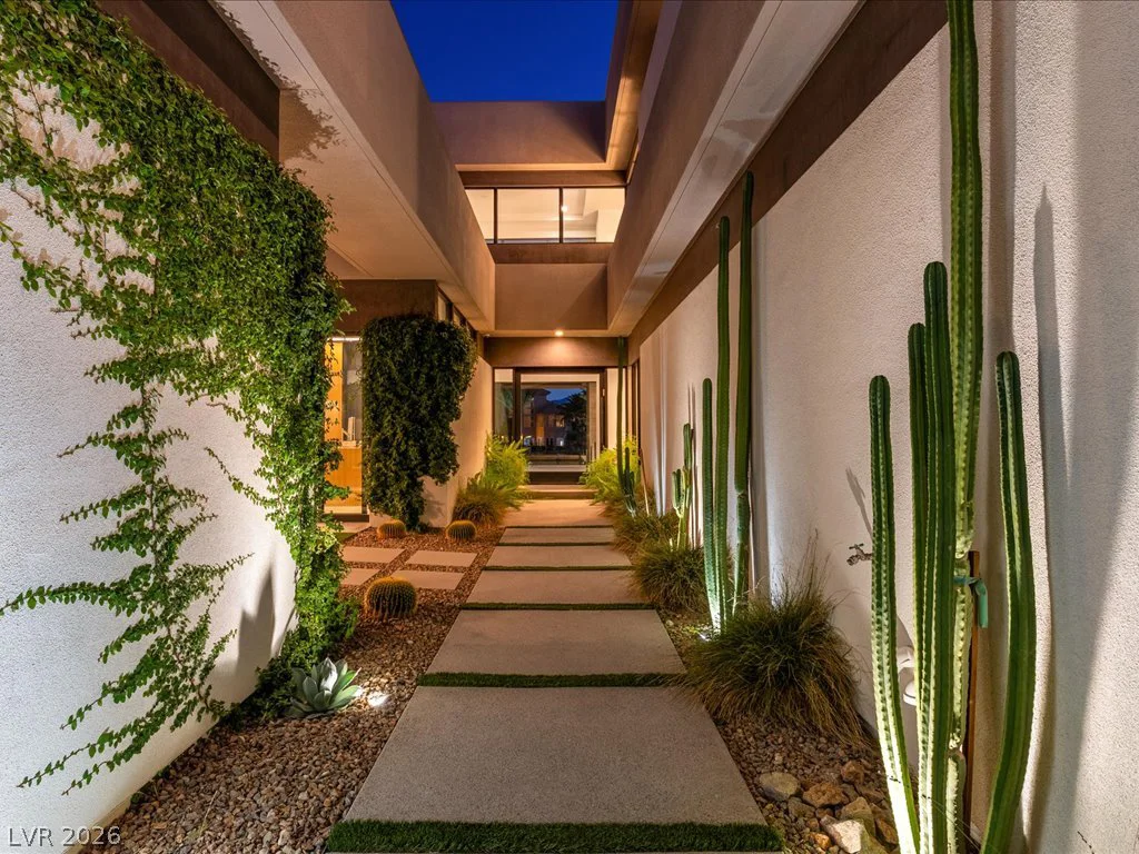 8733 Newport Isle, Las Vegas, NV 89117