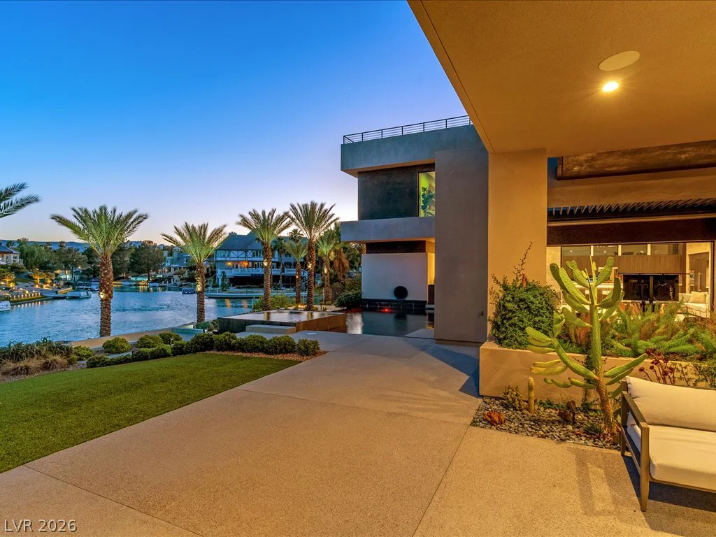 8733 Newport Isle, Las Vegas, NV 89117