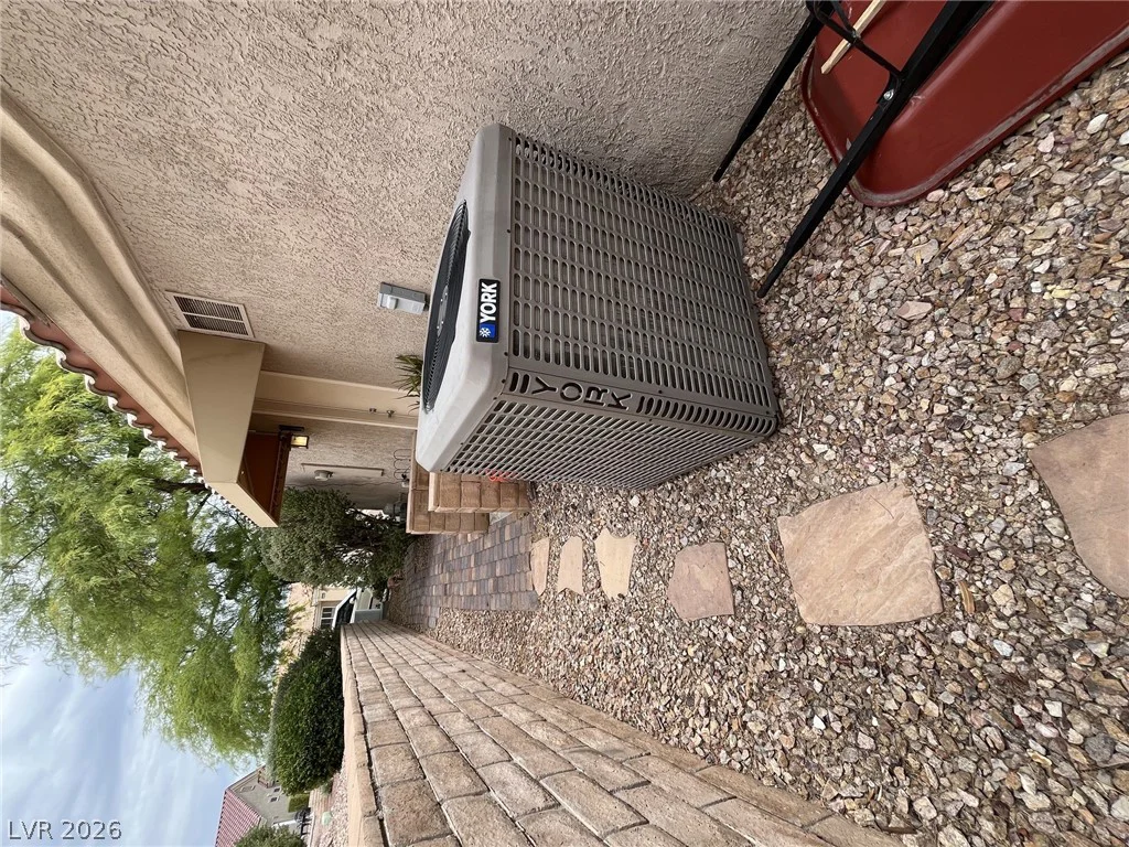 10133 Cresent Creek, Las Vegas, NV 89134