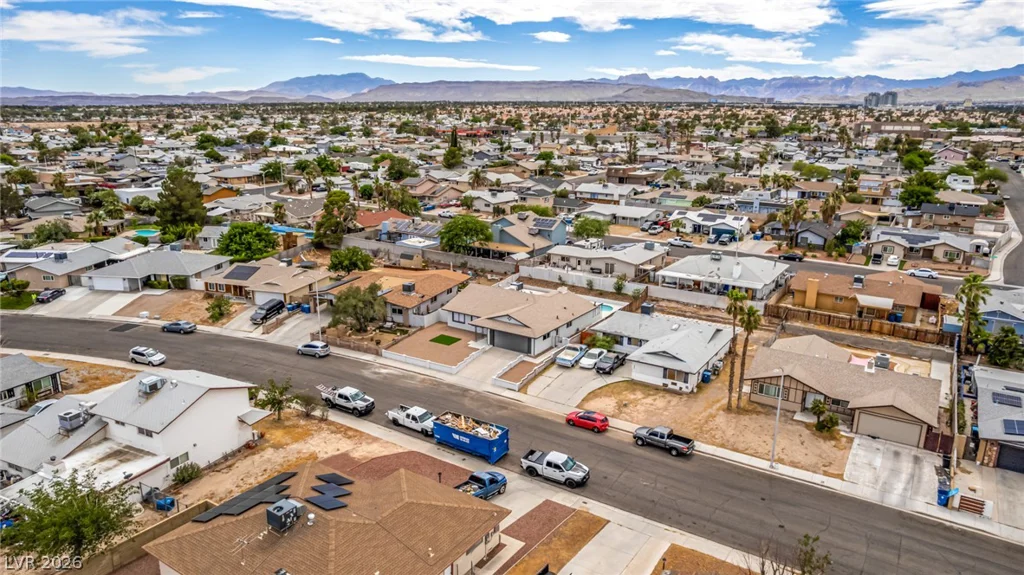 324 Lakehurst, Las Vegas, NV 89145