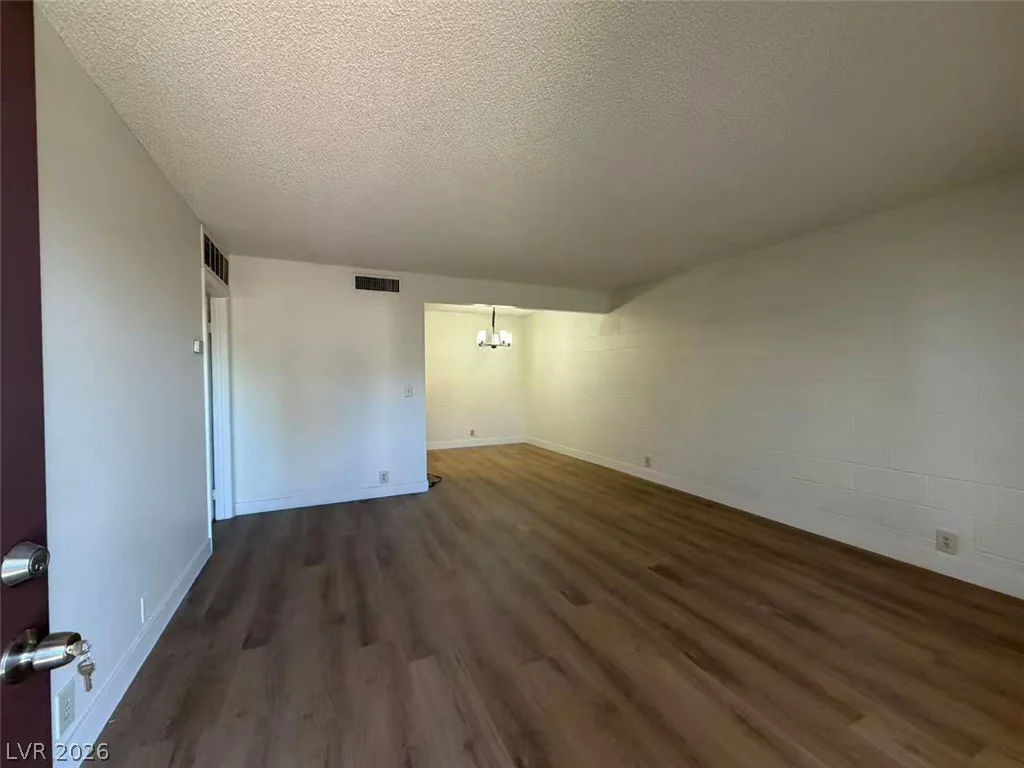 595 Royal Crest, Las Vegas, NV 89169