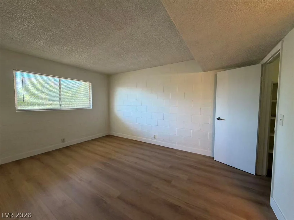 595 Royal Crest, Las Vegas, NV 89169