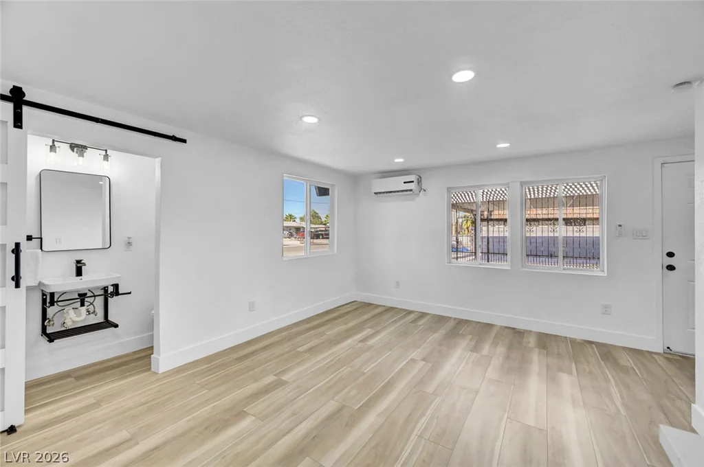 923 Laramore, Las Vegas, NV 89119