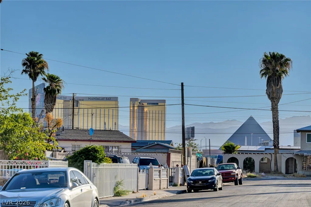 923 Laramore, Las Vegas, NV 89119