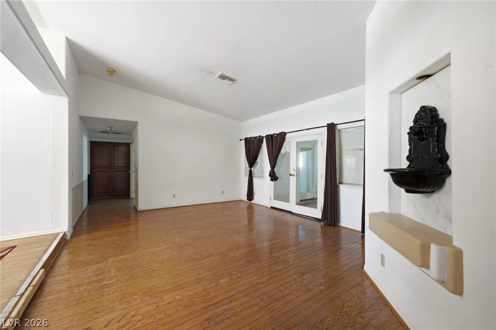 6325 Woodstock, Las Vegas, NV 89118