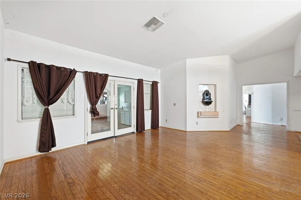 6325 Woodstock, Las Vegas, NV 89118