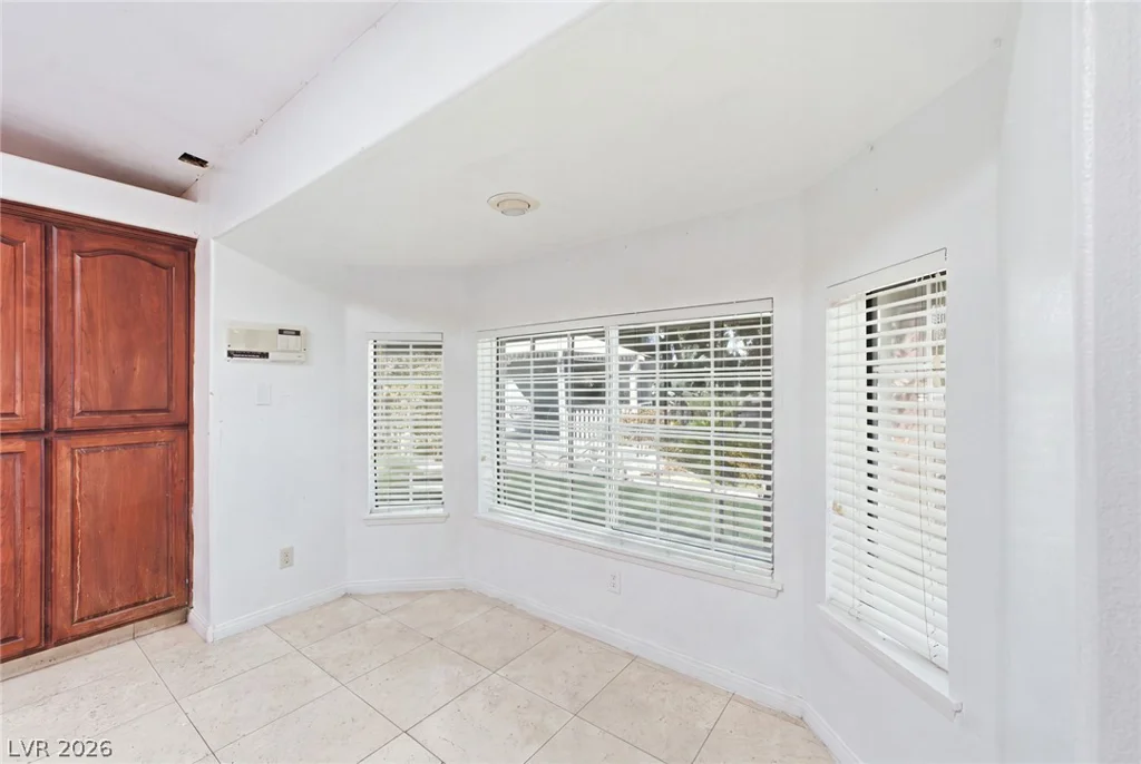 6325 Woodstock, Las Vegas, NV 89118