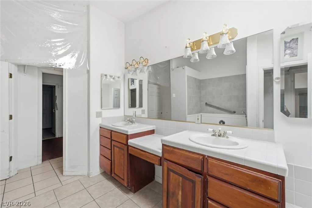 6325 Woodstock, Las Vegas, NV 89118