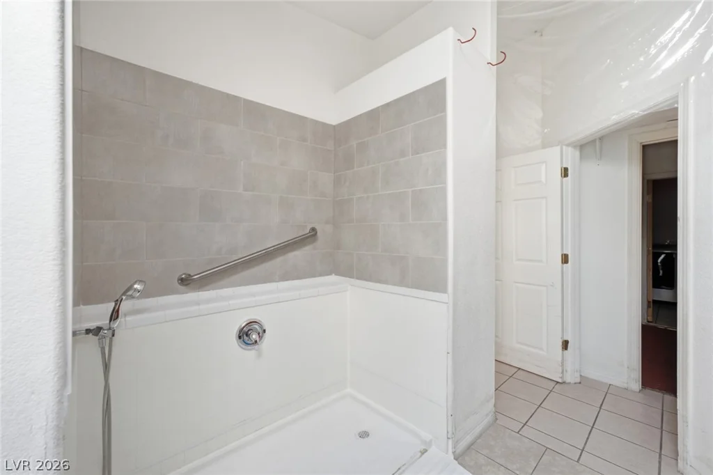 6325 Woodstock, Las Vegas, NV 89118