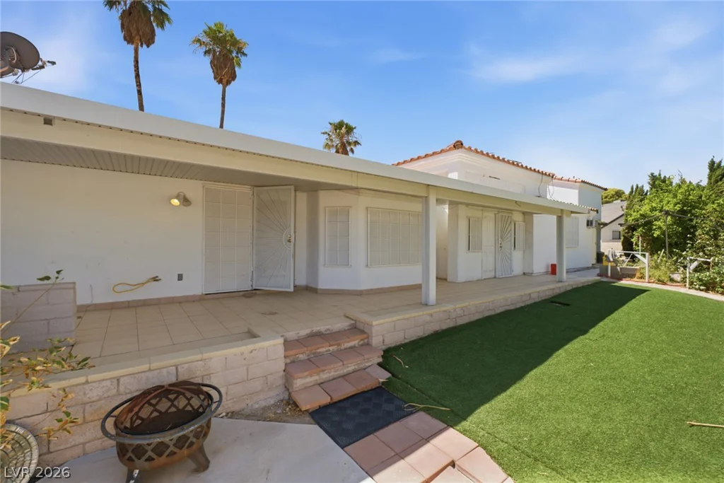 6325 Woodstock, Las Vegas, NV 89118