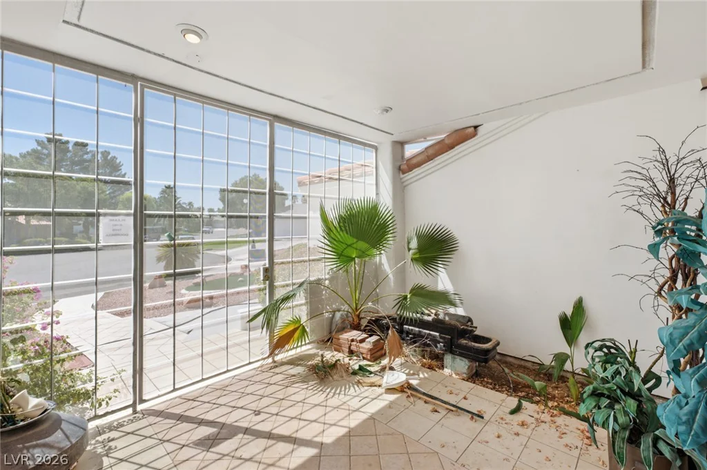6325 Woodstock, Las Vegas, NV 89118
