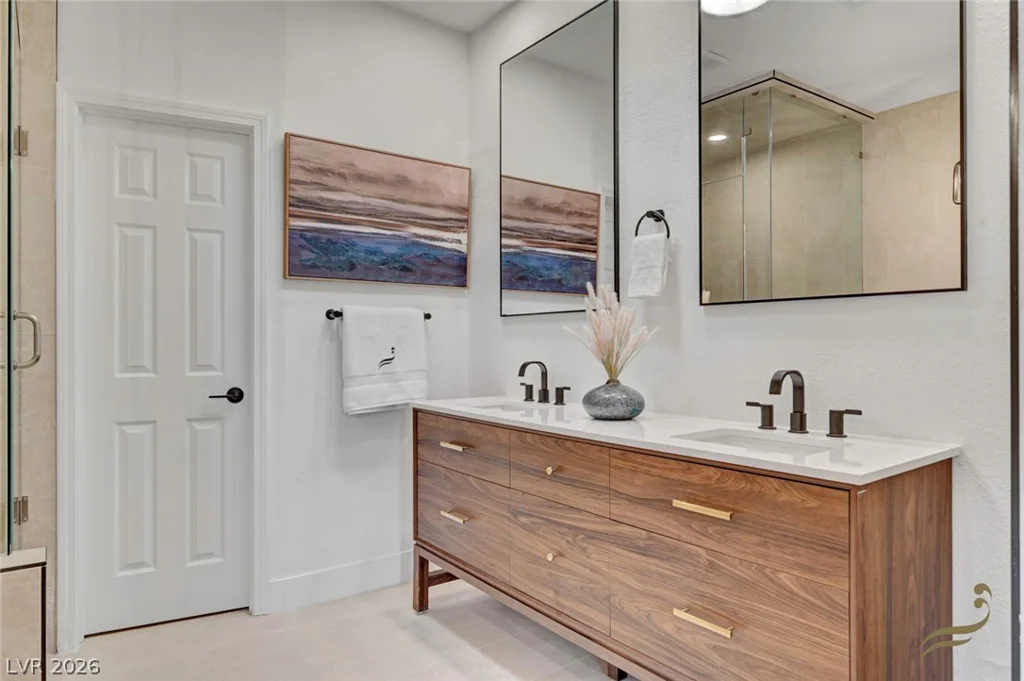 8941 Diamond Falls, Las Vegas, NV 89117