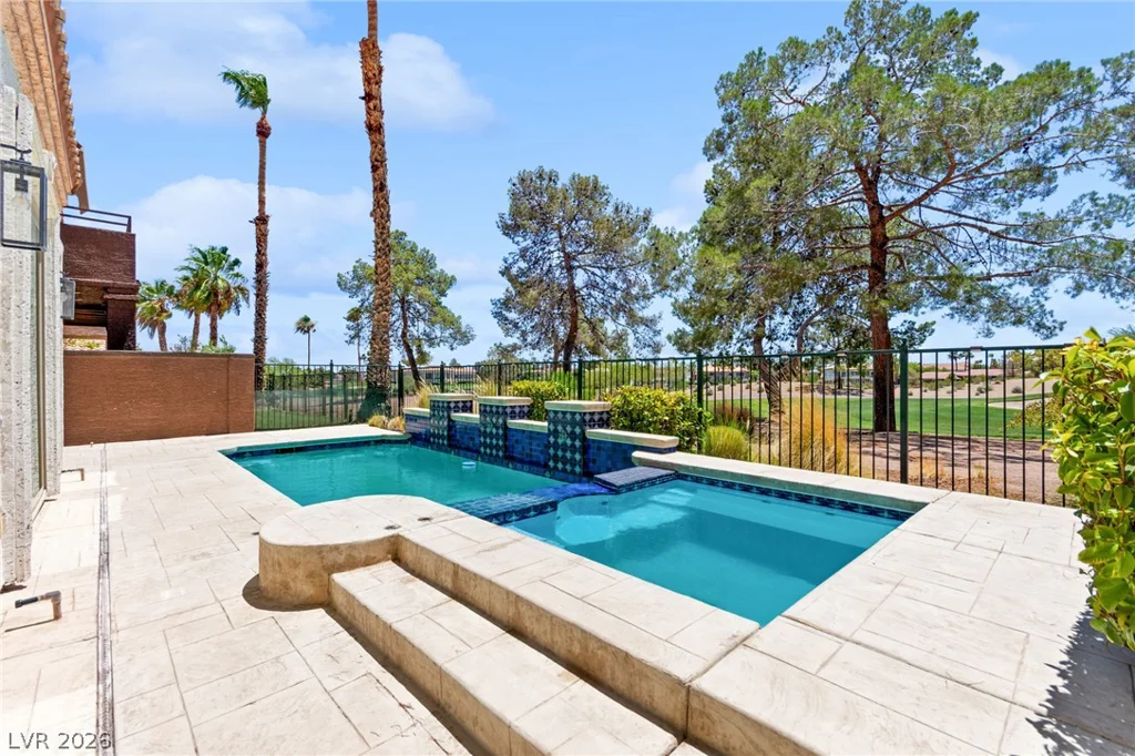 8941 Diamond Falls, Las Vegas, NV 89117