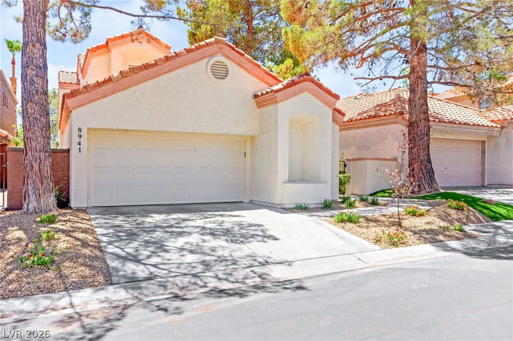 8941 Diamond Falls, Las Vegas, NV 89117