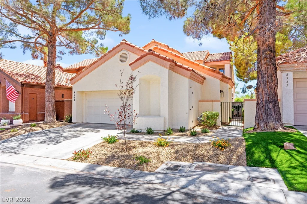 8941 Diamond Falls, Las Vegas, NV 89117
