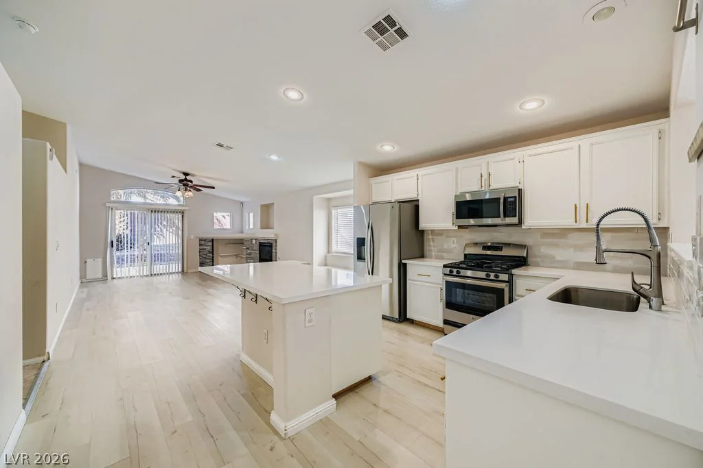 8136 Shady Glen, Las Vegas, NV 89131
