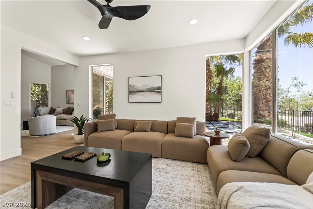 8921 Diamond Falls, Las Vegas, NV 89117