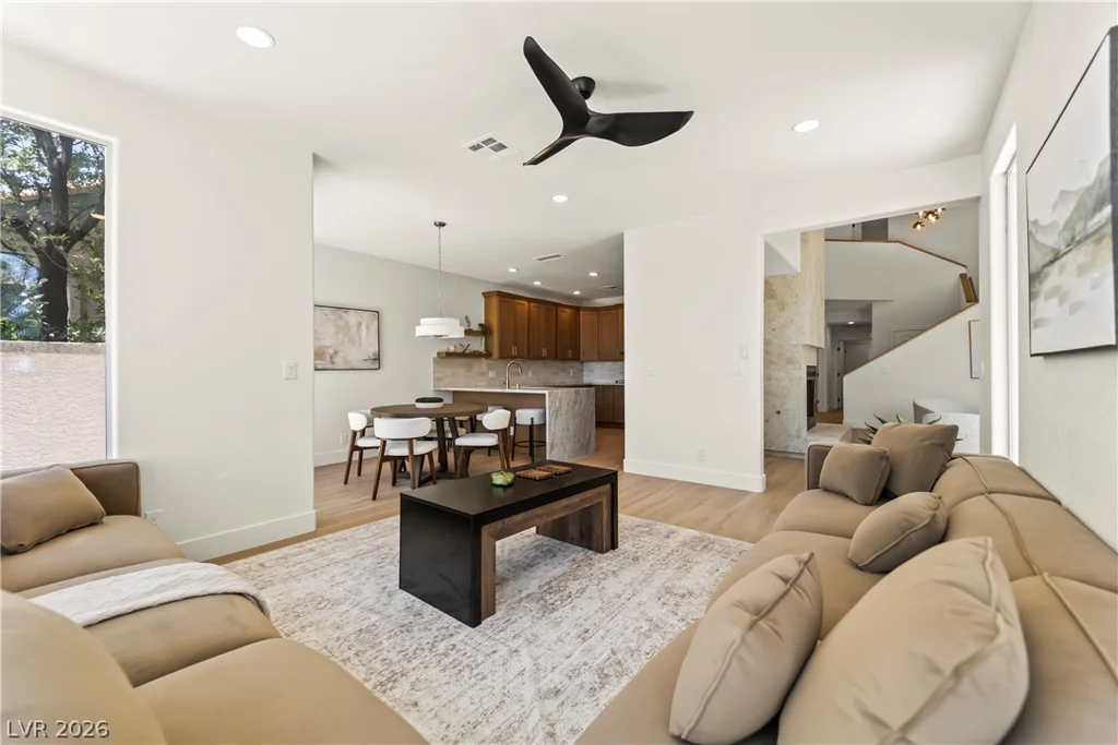8921 Diamond Falls, Las Vegas, NV 89117