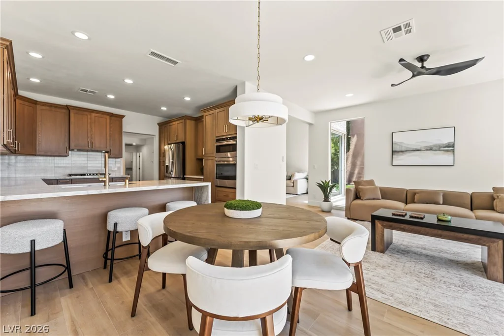 8921 Diamond Falls, Las Vegas, NV 89117