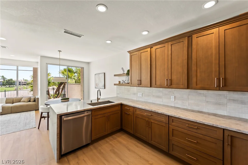 8921 Diamond Falls, Las Vegas, NV 89117