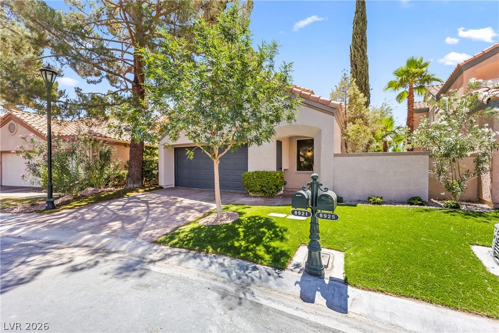 8921 Diamond Falls, Las Vegas, NV 89117