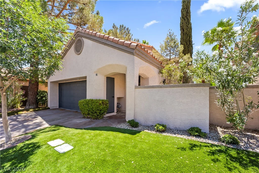 8921 Diamond Falls, Las Vegas, NV 89117