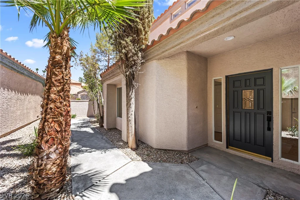 8921 Diamond Falls, Las Vegas, NV 89117