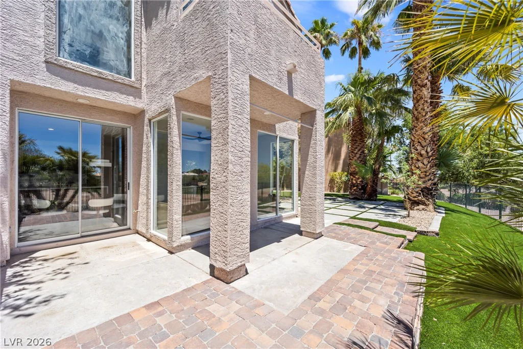 8921 Diamond Falls, Las Vegas, NV 89117