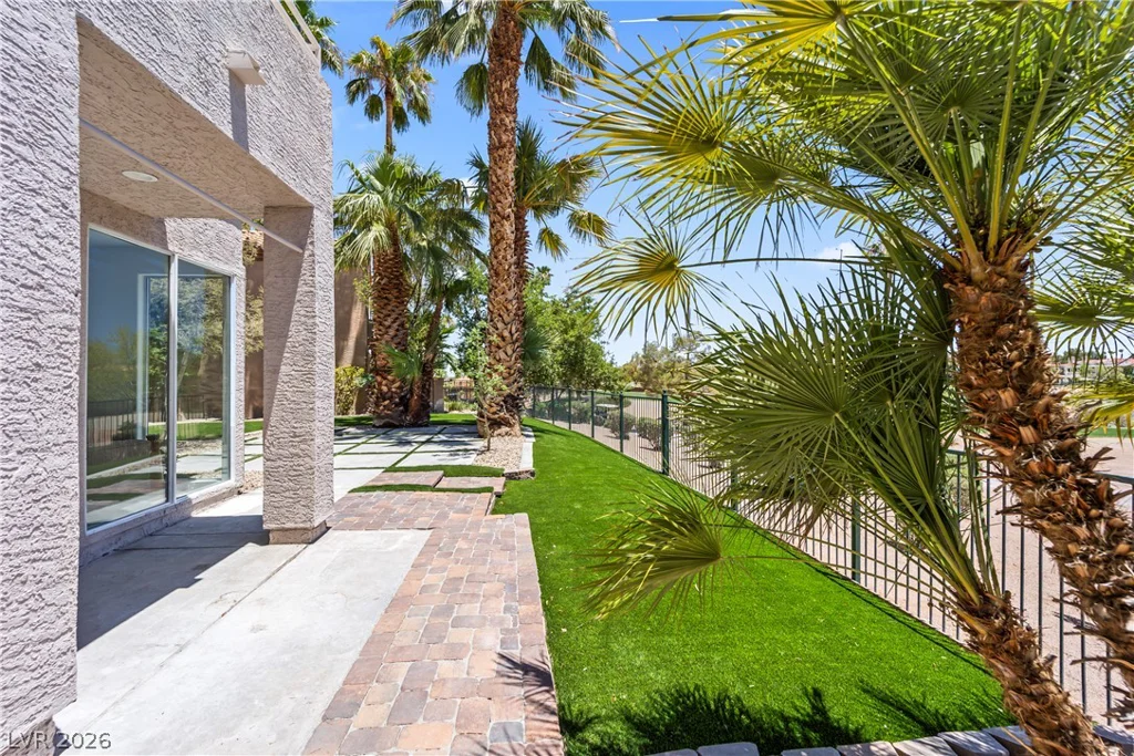 8921 Diamond Falls, Las Vegas, NV 89117
