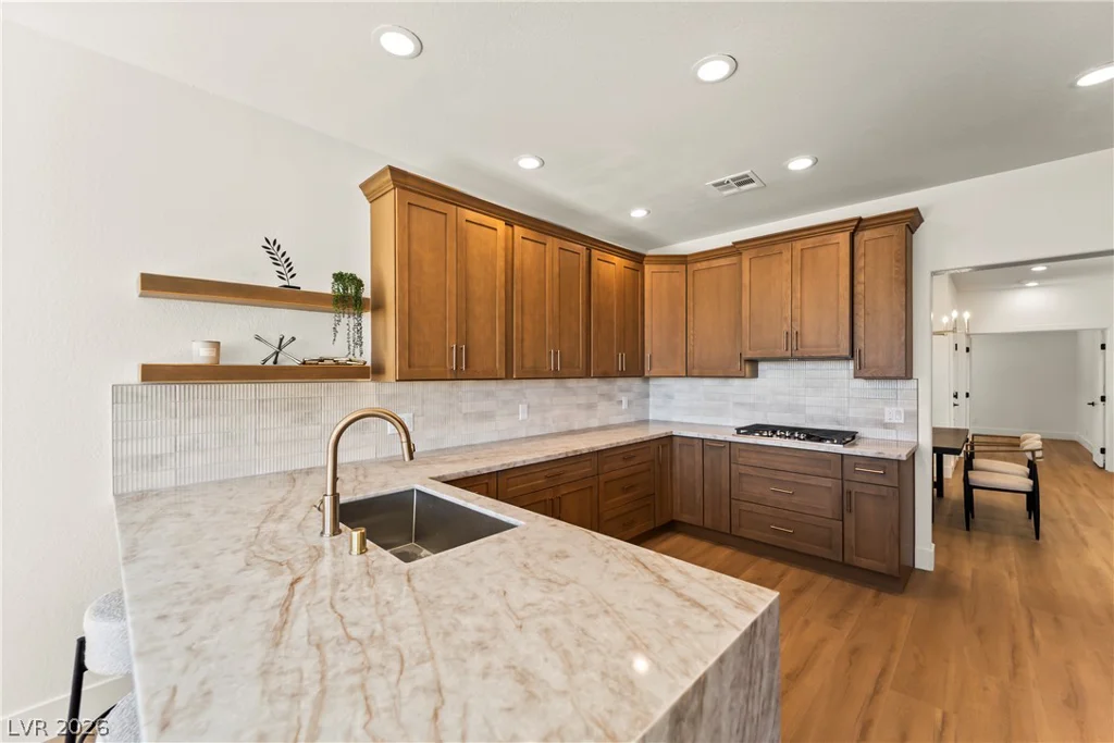 8921 Diamond Falls, Las Vegas, NV 89117