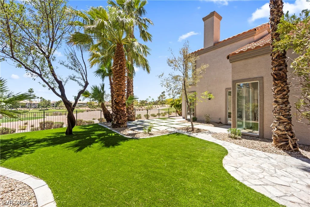 8921 Diamond Falls, Las Vegas, NV 89117