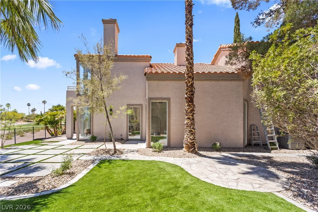 8921 Diamond Falls, Las Vegas, NV 89117