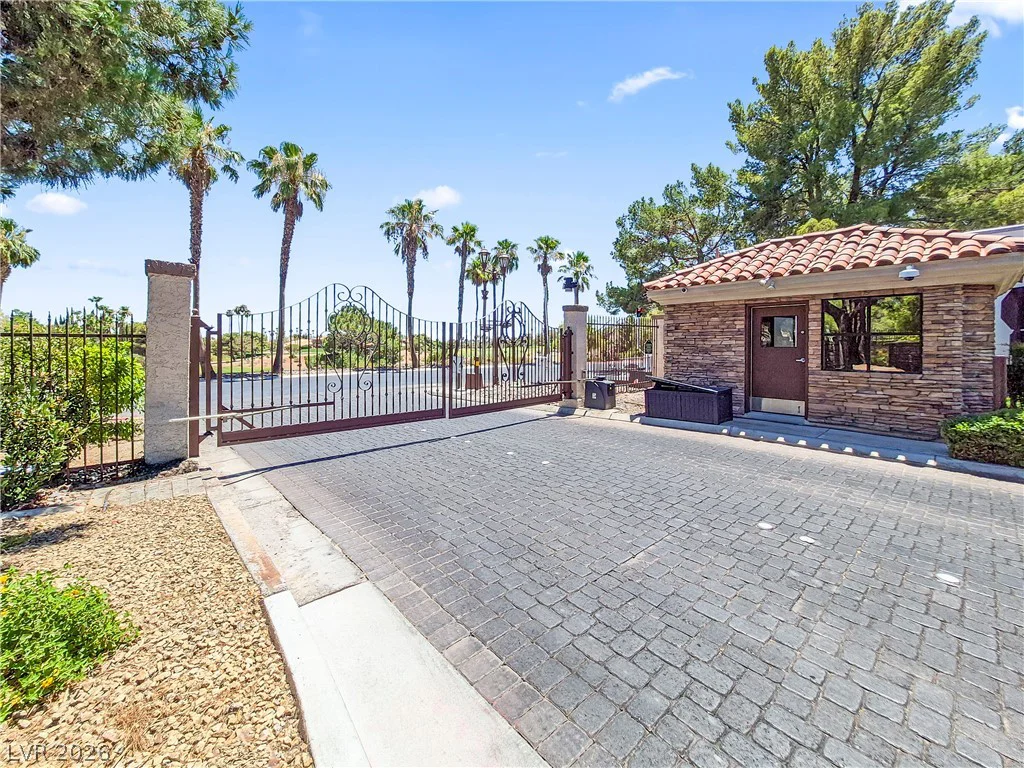 8921 Diamond Falls, Las Vegas, NV 89117