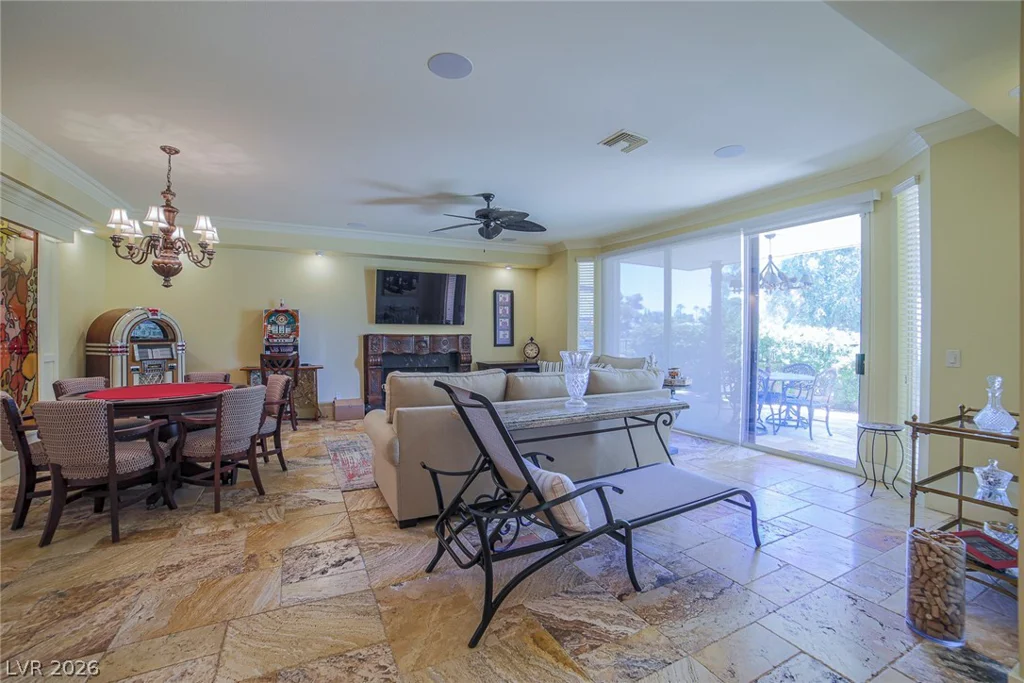 2863 Queens Courtyard, Las Vegas, NV 89109