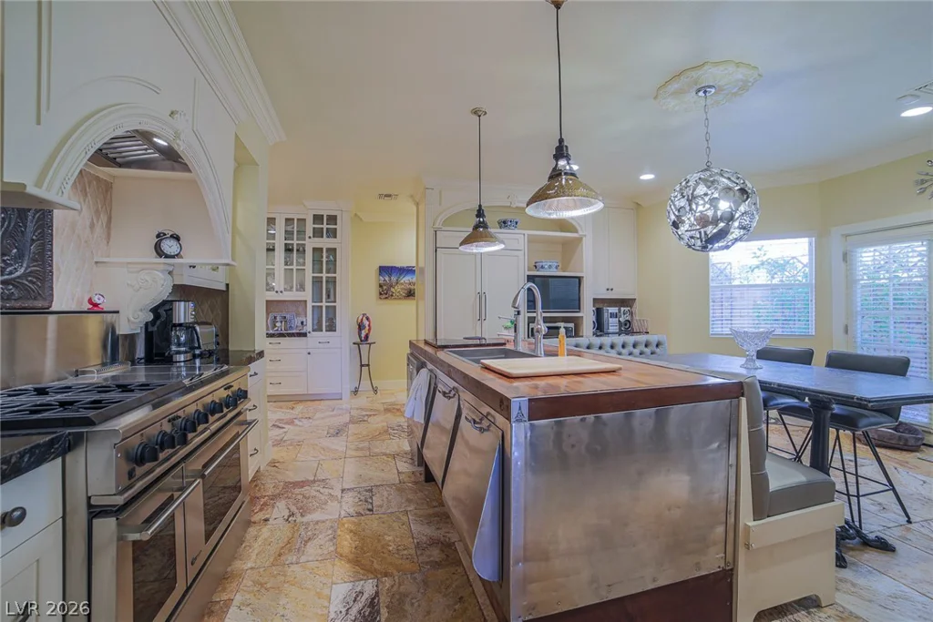 2863 Queens Courtyard, Las Vegas, NV 89109