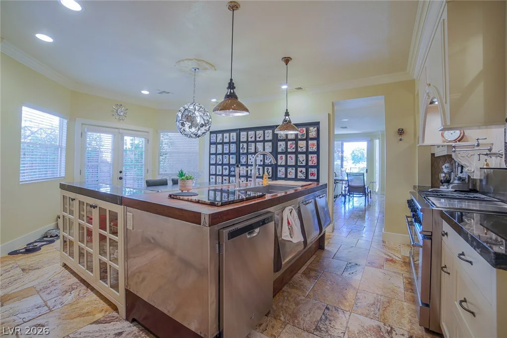 2863 Queens Courtyard, Las Vegas, NV 89109