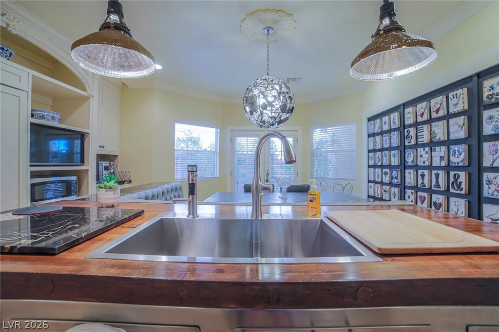 2863 Queens Courtyard, Las Vegas, NV 89109