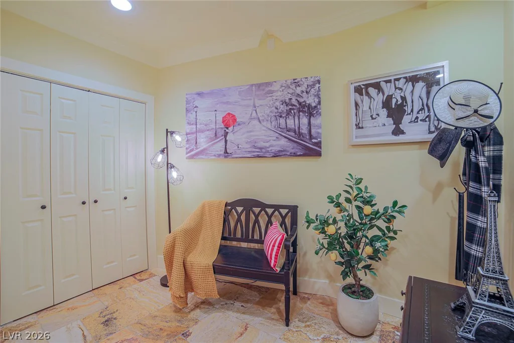 2863 Queens Courtyard, Las Vegas, NV 89109