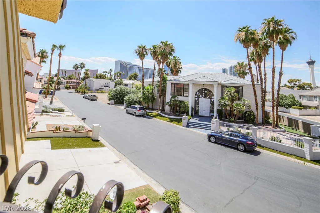 2863 Queens Courtyard, Las Vegas, NV 89109