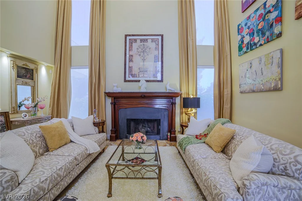 2863 Queens Courtyard, Las Vegas, NV 89109
