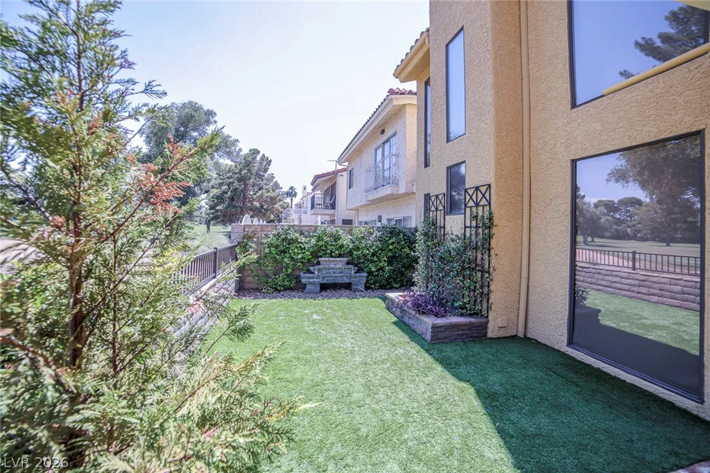 2863 Queens Courtyard, Las Vegas, NV 89109