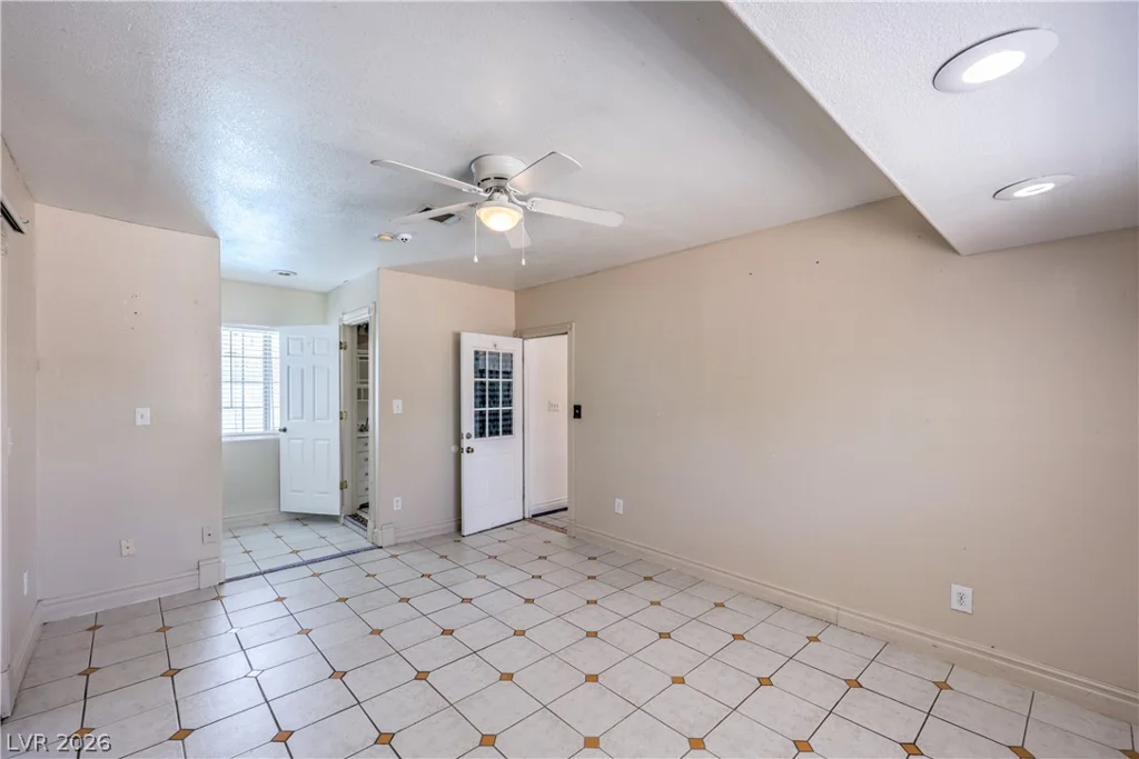 2100 Sundale, Las Vegas, NV 89102